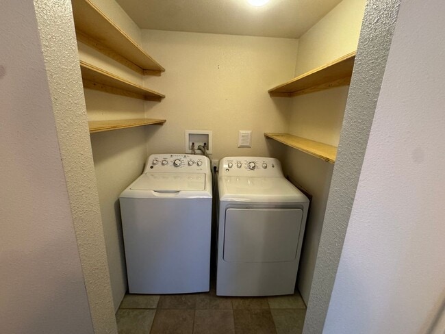 Building Photo - Roseburg 2 bedroom, 1 bath house with garage