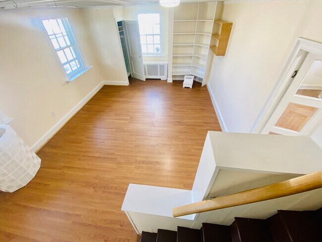 Building Photo - 1422 Markley St