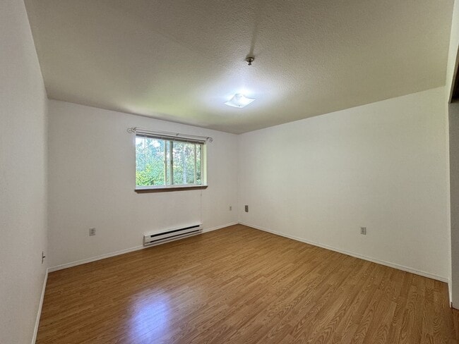 Building Photo - Spacious 3 bed 1.75 bath top floor unit in Des Moines