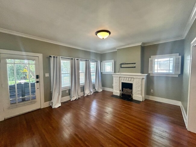 Building Photo - Absolutely stunning 1921 Craftsman style b...
