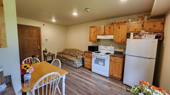 Building Photo - 1 bed 1 bath Simple Living- Utilities INCL...