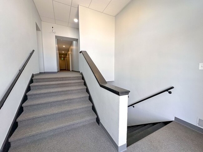 Building Photo - Modern 1-bedroom retreat / Walk to Downtown