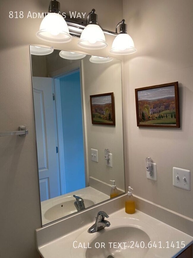 Building Photo - 818 Admirals Way