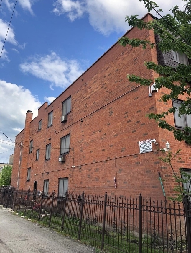 Building Photo - 6163 N Leavitt St