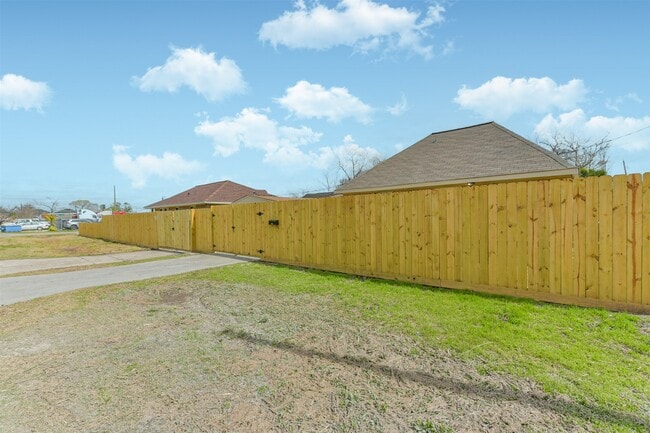 Building Photo - 102 Avenue D