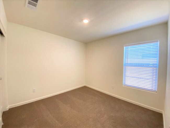 Building Photo - 1334 Ridge Dr