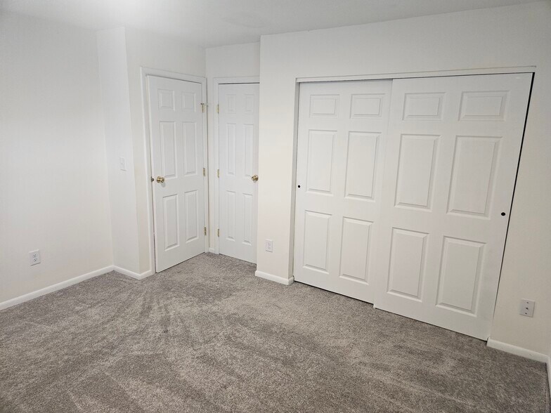 Building Photo - 860 Sussex Pl
