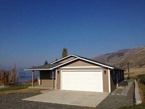 Building Photo - **$300.00 Off 1st Month Rent**3 Bed/2 Bat...