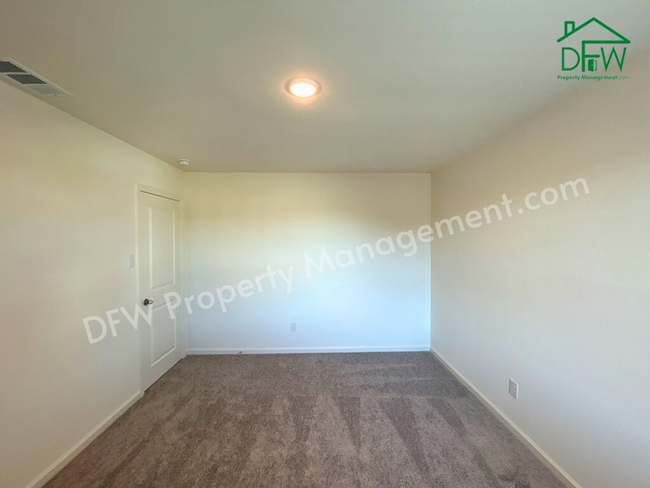 Building Photo - Spacious 5-Bedroom Home with Modern Upgrad...