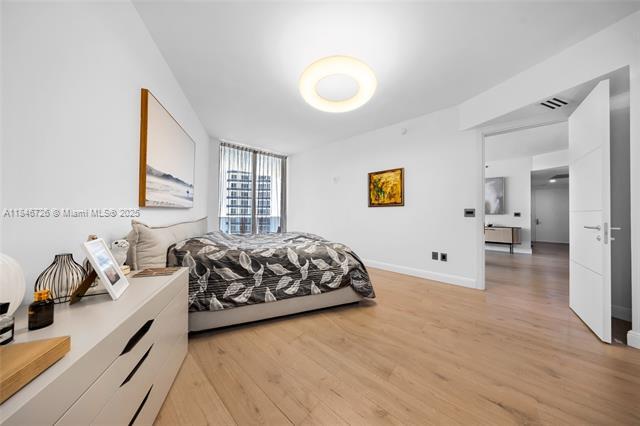 Building Photo - 16001 Collins Ave