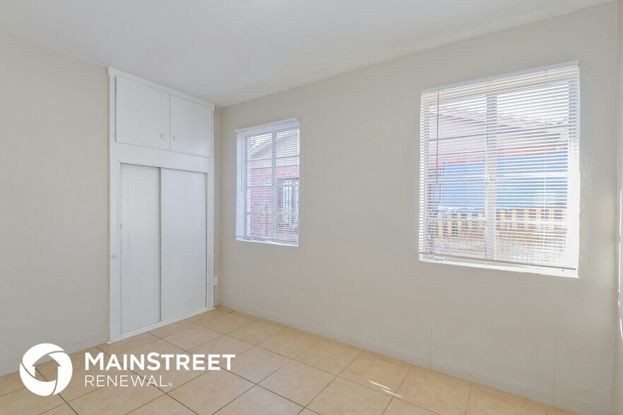 Building Photo - 2407 E Beverly Dr