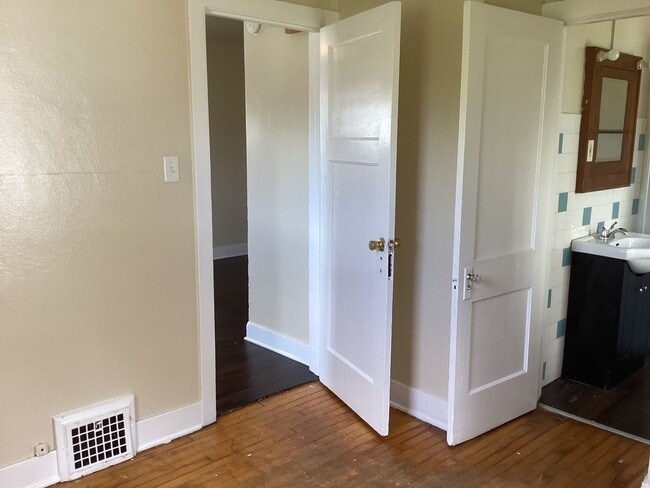 Building Photo - 3 Bedroom single family home