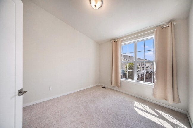 Building Photo - 2856 Ridington Rd