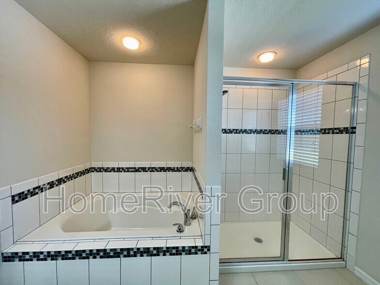 Building Photo - 11310 Leland Groves Dr
