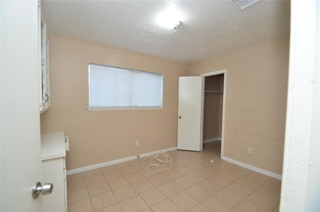 Building Photo - 439 Breeze Park Dr