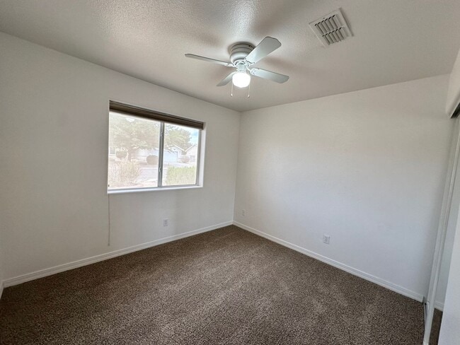 Building Photo - Great 3 Bedroom Home with Detached Garage!
