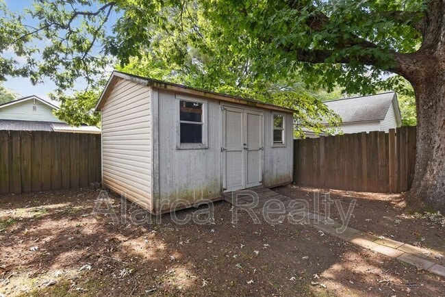 Building Photo - 207 Doster Ave