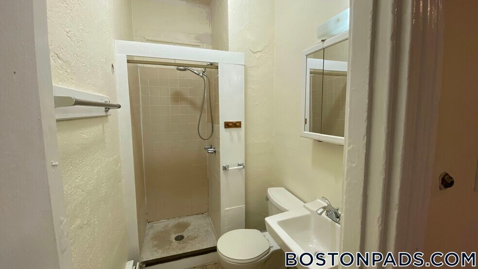 Building Photo - 40 Anderson St