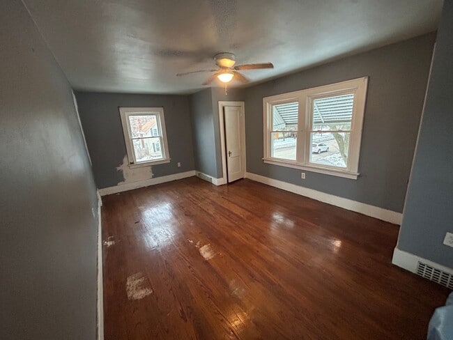 Building Photo - 3 BR/1.5 BA