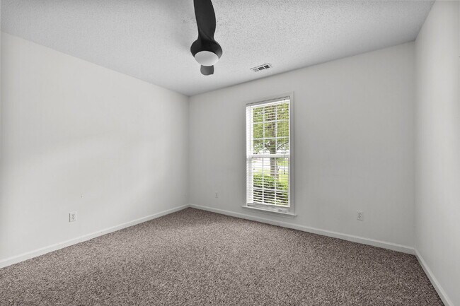 Building Photo - Convenient 3-Bedroom Rental with Fenced Ya...