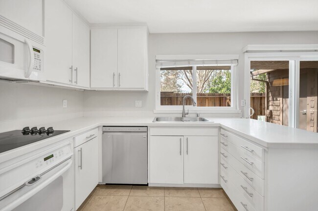 Building Photo - Spacious 4-Bedroom, 2.5-Bath Townhouse Clo...