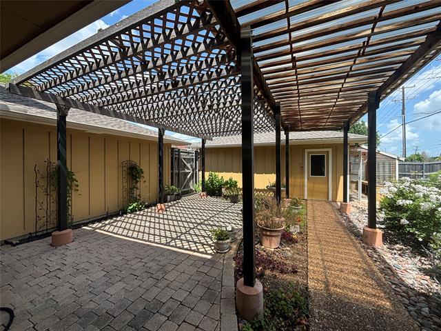 Building Photo - 3300 Wells Dr
