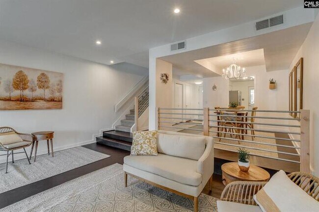 Building Photo - 8 Royalgate Dr