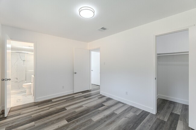 Building Photo - 10126 Pine Moss Dr