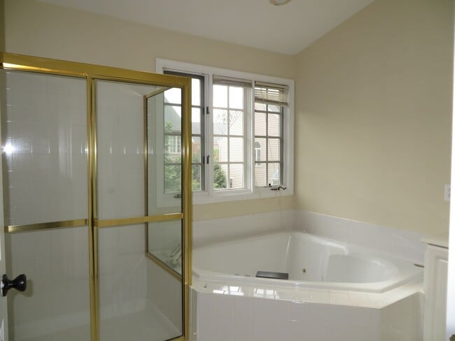 Building Photo - Beautiful 3-level colonial-style town home...