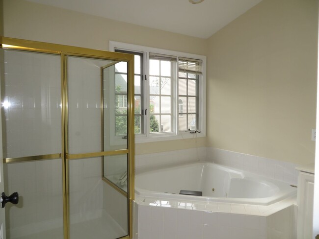 Building Photo - Beautiful Townhome - Vienna