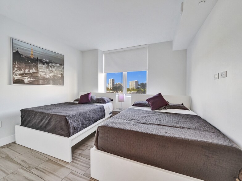 Building Photo - 2602 E Hallandale Beach Blvd