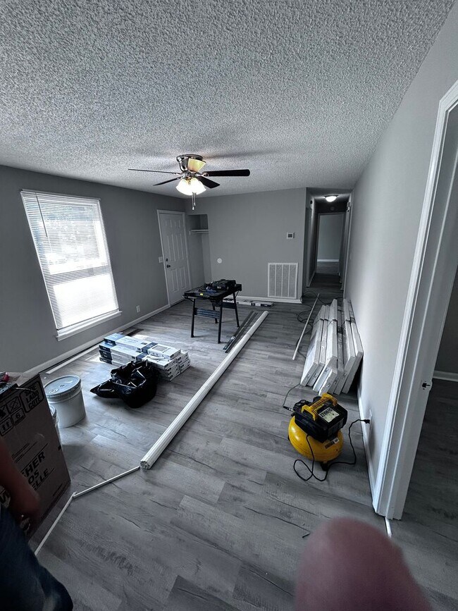 Building Photo - Large three bedroom, one and a half bath t...