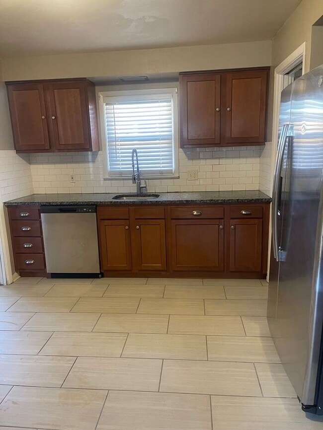 Building Photo - Luxury living at a great price!