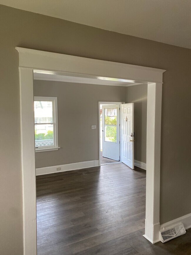 Building Photo - 2014-2016 Capouse Ave