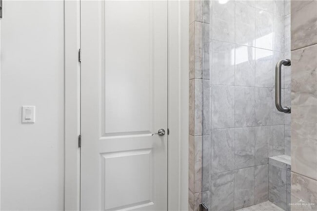 Building Photo - 18 Linva Ave