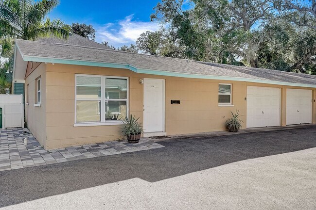 Building Photo - 2 Bed / 1 Bath Cozy Downtown Duplex Apartment