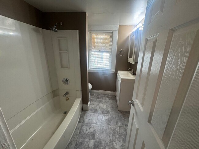 Building Photo - 1056 E 99th St