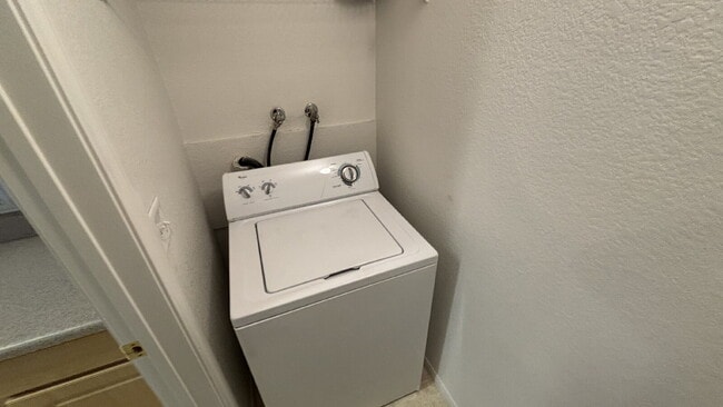 Building Photo - First-floor 1-bedroom condo available for immediate move-in.