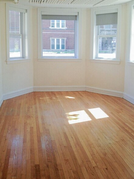 Building Photo - 2208 W Foster Ave