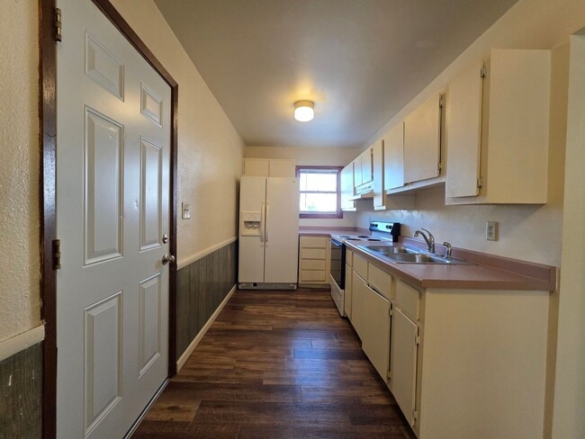 Building Photo - 1952 Roosevelt Ave