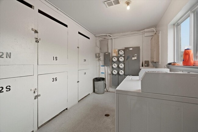 Building Photo - 9458 Bay Colony Dr