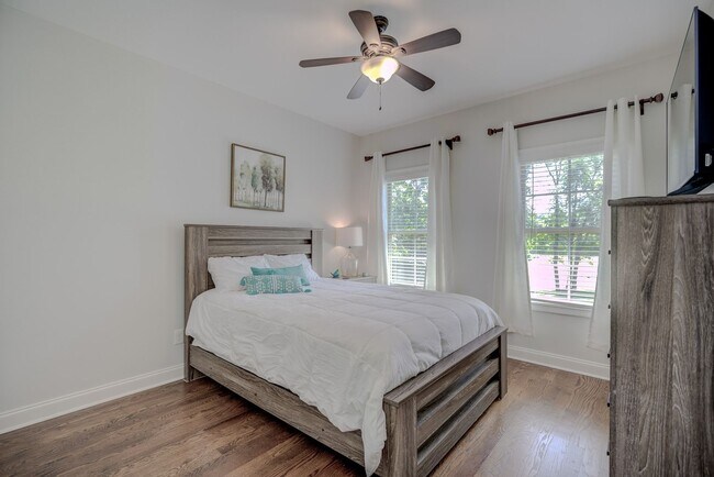 Building Photo - Fully Furnished, Short Term Rental, 1 Mont...