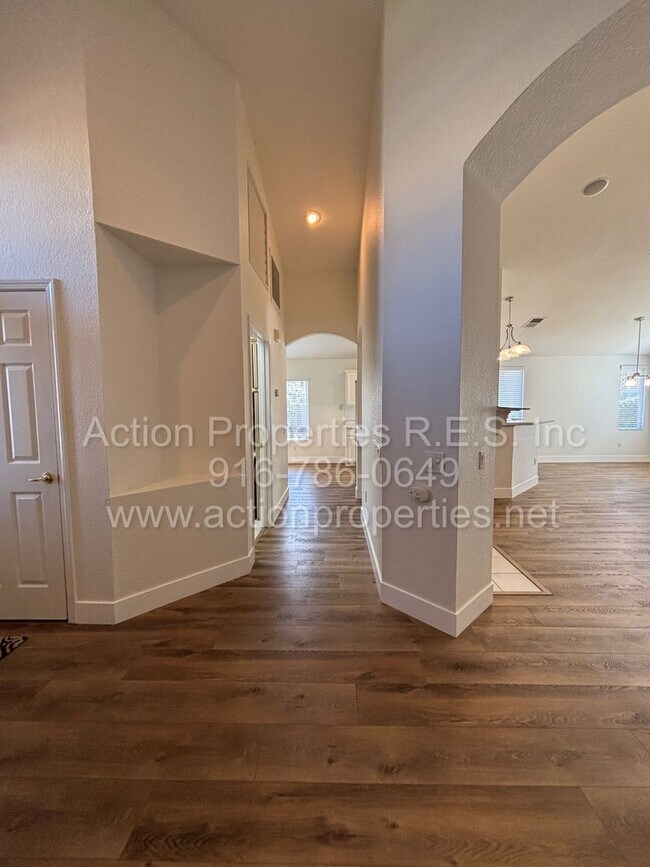 Building Photo - 6000 Buggy Whip Ln