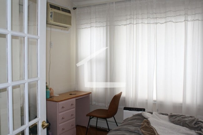 Building Photo - Washington Sq. Location. 3 Full Bathrooms, Porch, Central Heat/AC