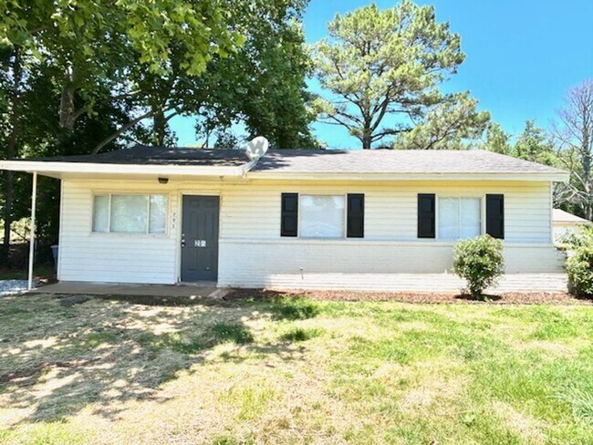 Primary Photo - 3 BEDROOM/ 1 BATH COTTAGE WITH LARGE BACK ...
