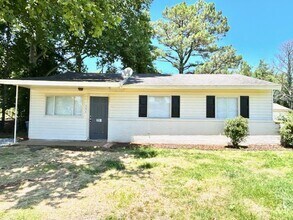 Building Photo - 3 BEDROOM/ 1 BATH COTTAGE WITH LARGE BACK ...