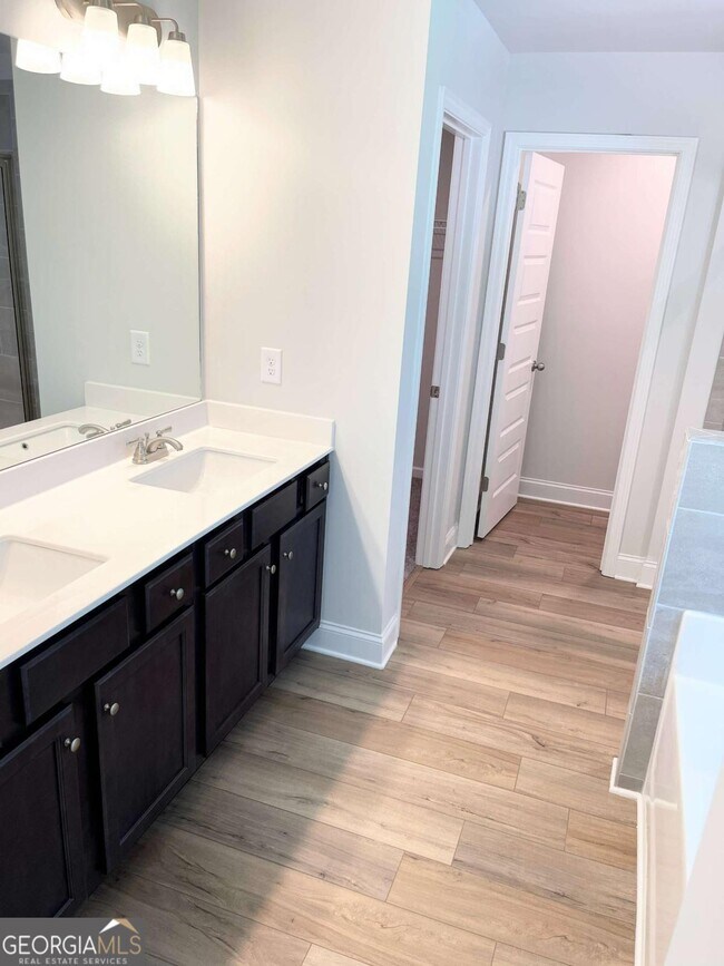 Building Photo - 3030 Westgate Park Dr