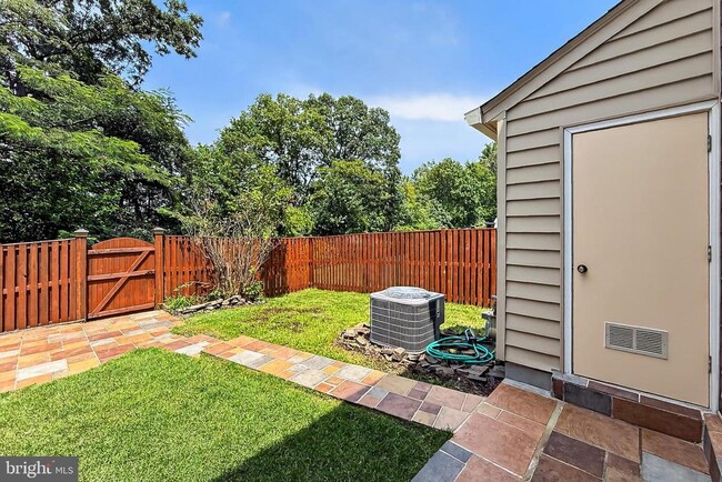 Building Photo - 7462 Towchester Ct