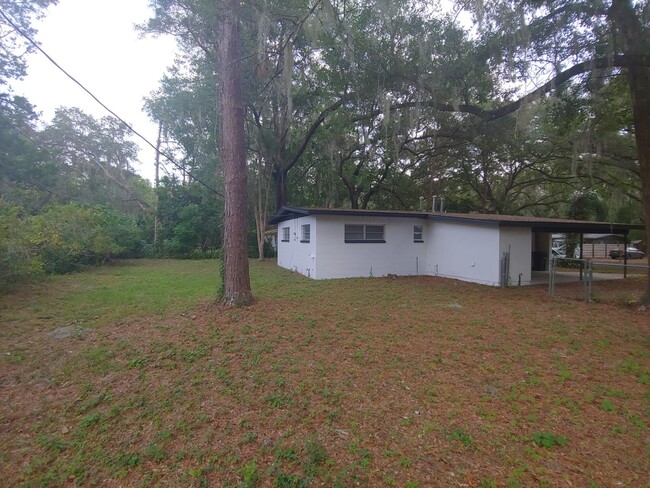 Building Photo - Fully Renovated 3/1 with huge fenced-in ba...