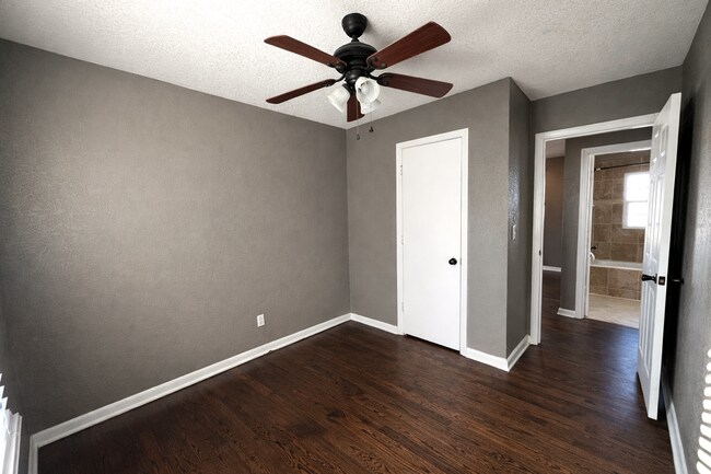 Building Photo - SEE IT NOW: Charming Home with Spacious Living, Modern Kitchen & Private Driveway in Overland Park!